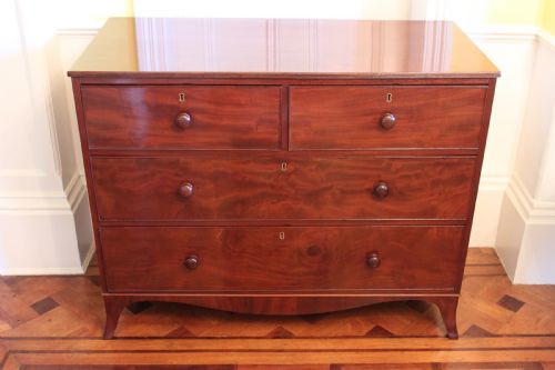 A GEORGE IV PERIOD MAHOGANY CHEST - ADDITIONAL PHOTO 3