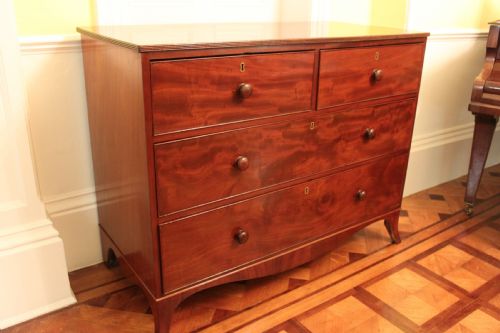 A GEORGE IV PERIOD MAHOGANY CHEST - ADDITIONAL PHOTO 4