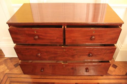 A GEORGE IV PERIOD MAHOGANY CHEST - ADDITIONAL PHOTO 7