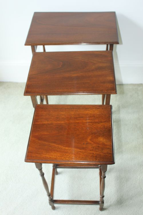 AN EDWARDIAN NEST OF THREE TABLES - ADDITIONAL PHOTO 3