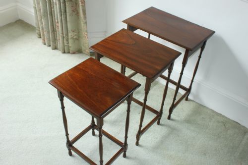 AN EDWARDIAN NEST OF THREE TABLES - ADDITIONAL PHOTO 4