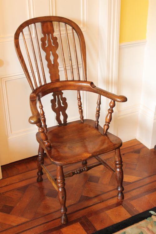 A 19TH CENTURY NORTH COUNTRY ASH AND ELM BROADARM WINDSOR ARMCHAIR - ADDITIONAL PHOTO 1
