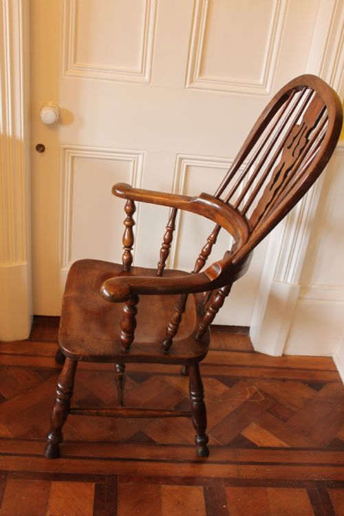 A 19TH CENTURY NORTH COUNTRY ASH AND ELM BROADARM WINDSOR ARMCHAIR - ADDITIONAL PHOTO 5