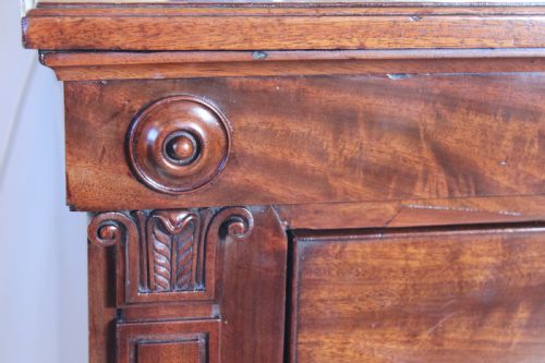 AN EARLY 19TH CENTURY EMPIRE STYLE MAHOGANY CHEST OF DRAWERS - ADDITIONAL PHOTO 1