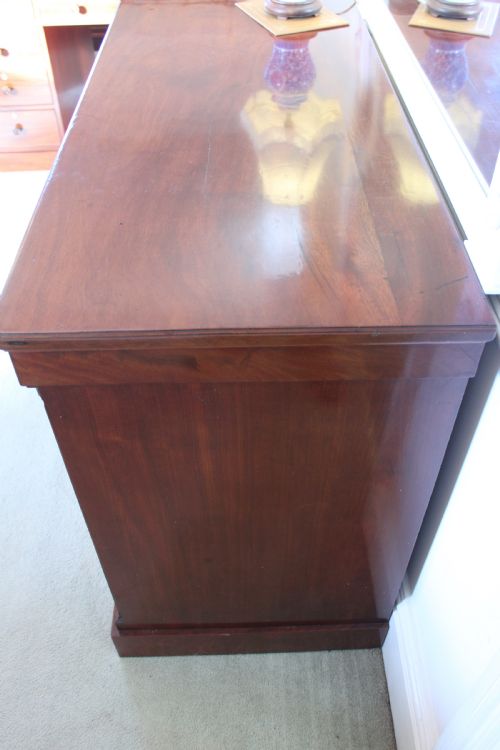 AN EARLY 19TH CENTURY EMPIRE STYLE MAHOGANY CHEST OF DRAWERS - ADDITIONAL PHOTO 5