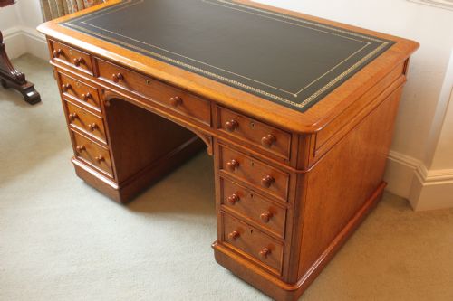 19TH CENTURY OAK PEDESTAL DESK BY EDWARDS ROBERTS - ADDITIONAL PHOTO 2
