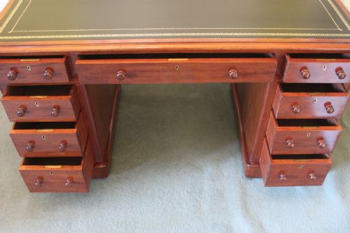 A GOOD QUALITY VICTORIAN MAHOGANY 9DRAWER PEDESTAL DESK - ADDITIONAL PHOTO 9