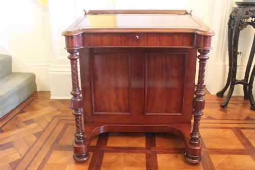 A 19TH CENTURY MAHOGANY GENTLEMAN'S DAVENPORT DESK - ADDITIONAL PHOTO 1