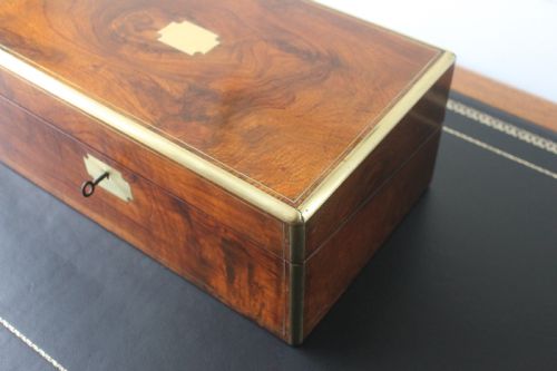A VICTORIAN FIGURED WALNUT WRITING SLOPE WITH SECRET DRAWERS - ADDITIONAL PHOTO 3