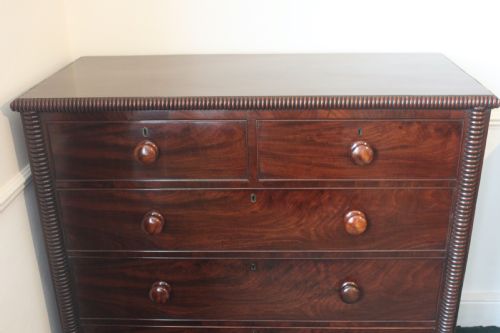 A GEORGE IV PERIOD MAHOGANY CHEST OF DRAWERS - ADDITIONAL PHOTO 1