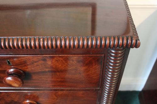 A GEORGE IV PERIOD MAHOGANY CHEST OF DRAWERS - ADDITIONAL PHOTO 2