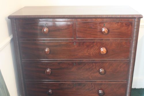 A GEORGE IV PERIOD MAHOGANY CHEST OF DRAWERS - ADDITIONAL PHOTO 3