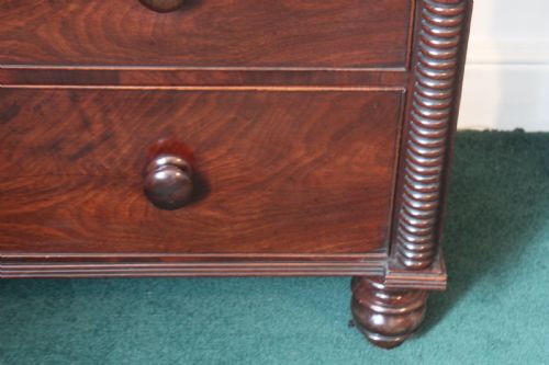A GEORGE IV PERIOD MAHOGANY CHEST OF DRAWERS - ADDITIONAL PHOTO 4