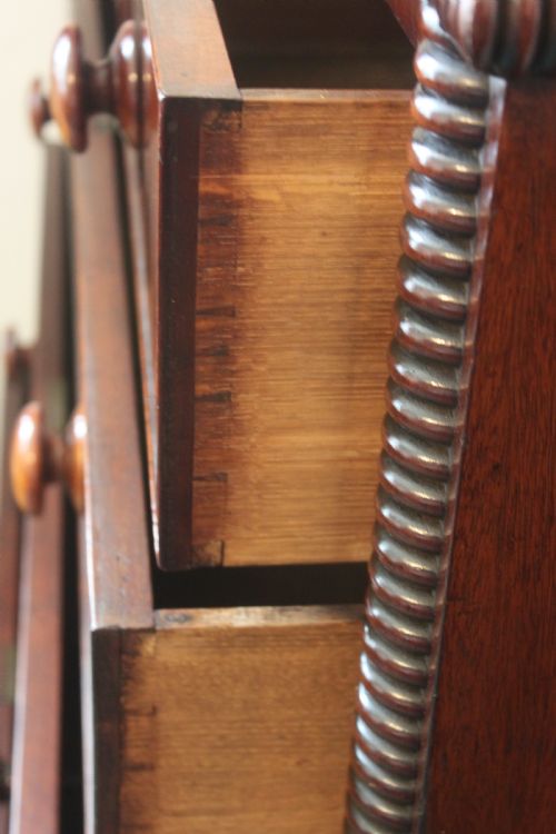 A GEORGE IV PERIOD MAHOGANY CHEST OF DRAWERS - ADDITIONAL PHOTO 8