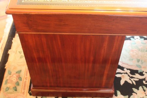 AN UNUSUALLY LARGE EARLY 19TH CENTURY PEDESTAL DESK - ADDITIONAL PHOTO 11