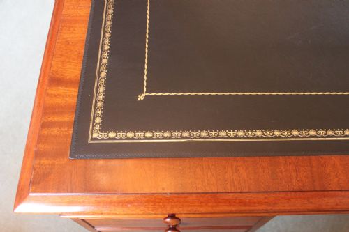 A FINE MAHOGANY PARTNERS DESK BY MILES EDWARDS - ADDITIONAL PHOTO 4