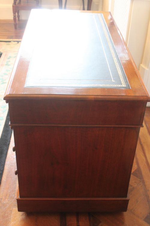 VICTORIAN MAHOGANY PEDESTAL DESK - ADDITIONAL PHOTO 6
