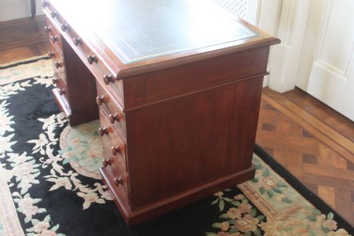 VICTORIAN MAHOGANY PEDESTAL DESK - ADDITIONAL PHOTO 2