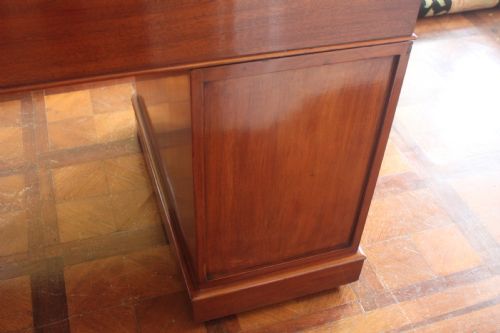 VICTORIAN MAHOGANY PEDESTAL DESK BY EDWARDS ROBERTS - ADDITIONAL PHOTO 10