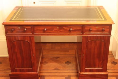 an unusal victorian mahogany pedestal desk - CATEGORY: ANTIQUE DESKS - DATED VICTORIAN