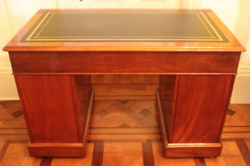AN UNUSAL VICTORIAN MAHOGANY PEDESTAL DESK - ADDITIONAL PHOTO 3