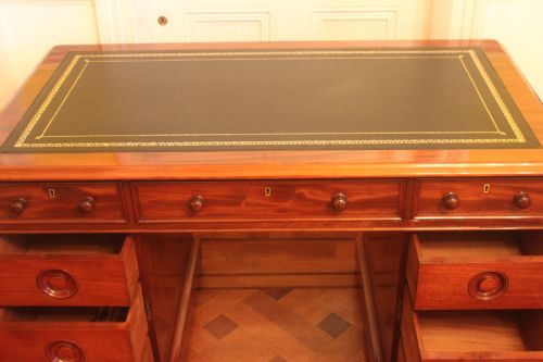 AN UNUSAL VICTORIAN MAHOGANY PEDESTAL DESK - ADDITIONAL PHOTO 16