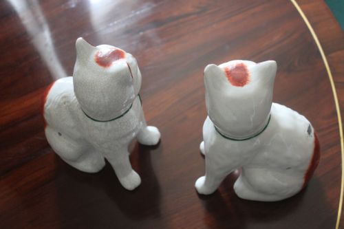 A PAIR OF 19TH CENTURY STAFFORDSHIRE CATS - ADDITIONAL PHOTO 3