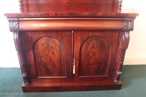 AN EARLY VICTORIAN MAHOGANY TWODOOR CHIFFONIER - ADDITIONAL PHOTO 1