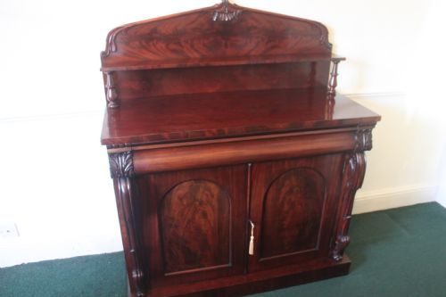 AN EARLY VICTORIAN MAHOGANY TWODOOR CHIFFONIER - ADDITIONAL PHOTO 2