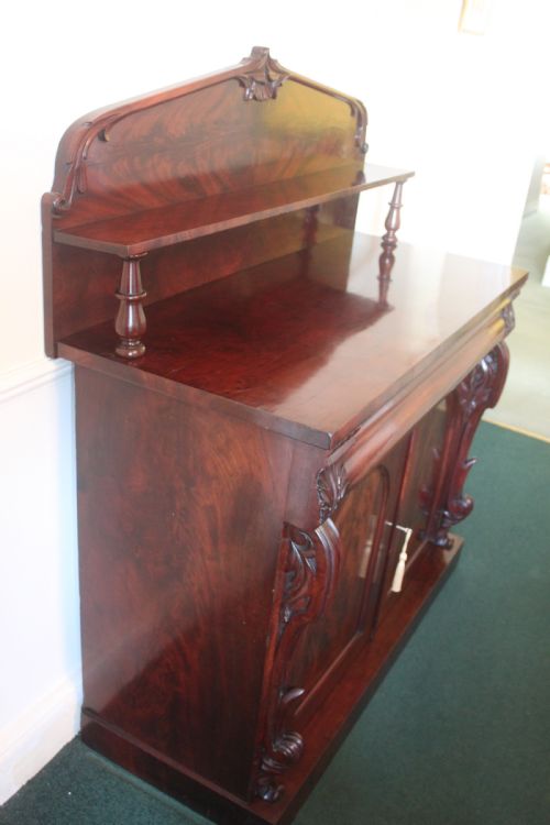 AN EARLY VICTORIAN MAHOGANY TWODOOR CHIFFONIER - ADDITIONAL PHOTO 3