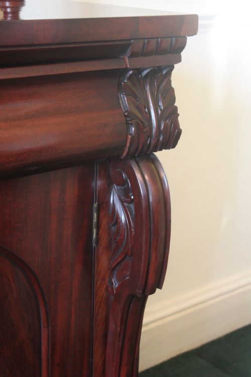 AN EARLY VICTORIAN MAHOGANY TWODOOR CHIFFONIER - ADDITIONAL PHOTO 4