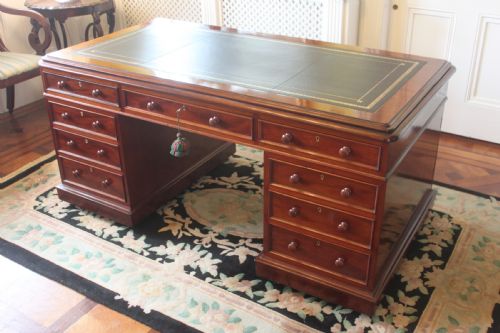 A VICTORIAN MAHOGANY PARTNERS DESK - ADDITIONAL PHOTO 3
