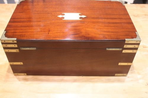 A 19TH CENTURY MAHOGANY BIFOLD CAMPAIGN WRITING SLOPE - ADDITIONAL PHOTO 3