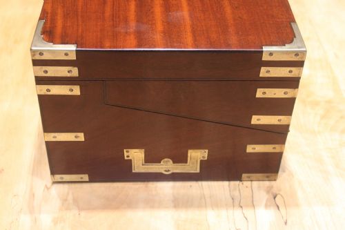 A 19TH CENTURY MAHOGANY BIFOLD CAMPAIGN WRITING SLOPE - ADDITIONAL PHOTO 4