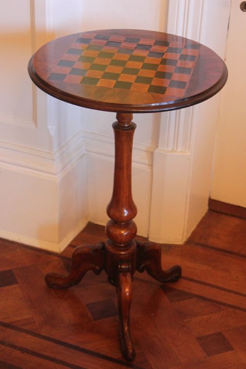 a victorian walnut inlaid chess or games table - CATEGORY: ANTIQUE TABLES - DATED VICTORIAN