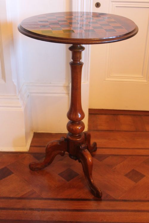 A VICTORIAN WALNUT INLAID CHESS OR GAMES TABLE - ADDITIONAL PHOTO 1