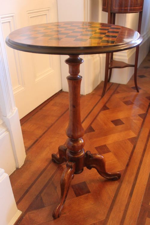A VICTORIAN WALNUT INLAID CHESS OR GAMES TABLE - ADDITIONAL PHOTO 3
