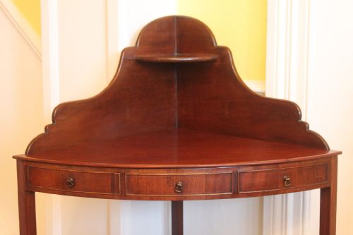 A GEORGE III PERIOD TWO TIER MAHOGANY CORNER WASH STAND - ADDITIONAL PHOTO 3