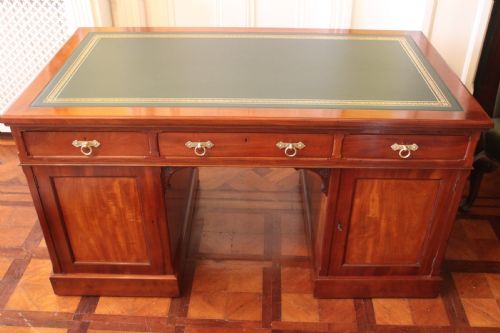 LATE 19TH CENTURY AMERICAN WALNUT PEDESTAL PARTNERS DESK - ADDITIONAL PHOTO 8