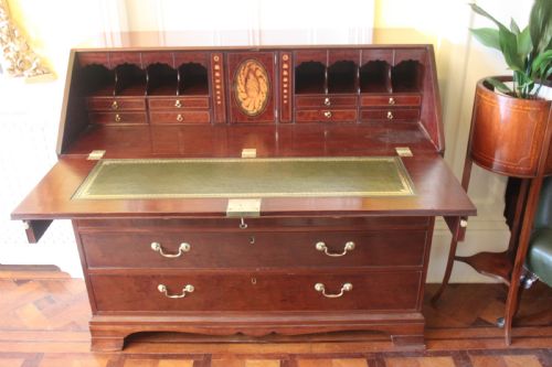 A LARGE GEORGE III MAHOGANY BUREAU WITH FITTED INTERIOR - ADDITIONAL PHOTO 1