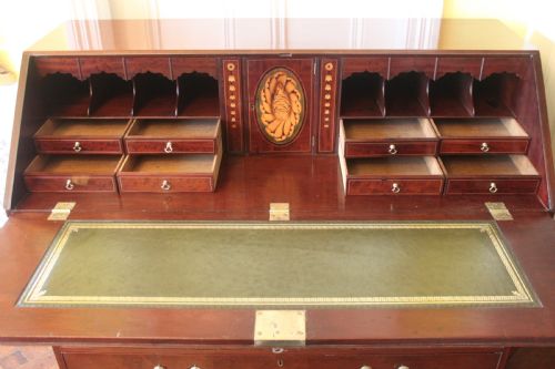 A LARGE GEORGE III MAHOGANY BUREAU WITH FITTED INTERIOR - ADDITIONAL PHOTO 3