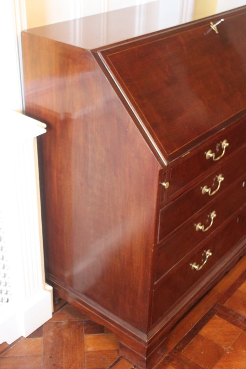 A LARGE GEORGE III MAHOGANY BUREAU WITH FITTED INTERIOR - ADDITIONAL PHOTO 12