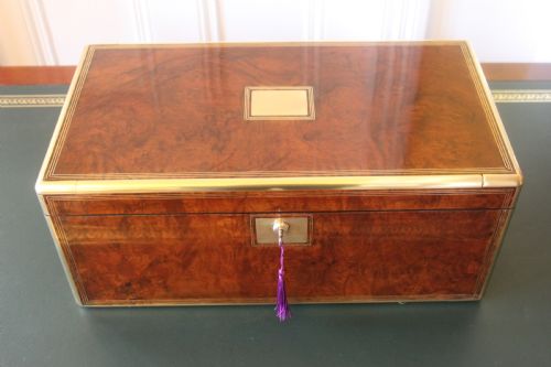 MAGNIFICENT QUALITY LARGE BURR WALNUT AND BRASS INLAID WRITING SLOPE WITH SECRET DRAWERS - ADDITIONAL PHOTO 2