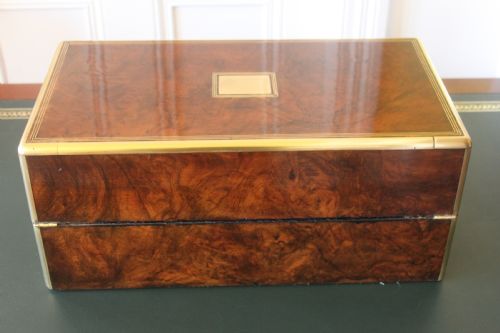 MAGNIFICENT QUALITY LARGE BURR WALNUT AND BRASS INLAID WRITING SLOPE WITH SECRET DRAWERS - ADDITIONAL PHOTO 3