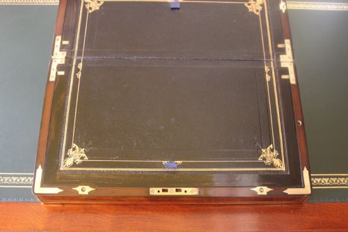 MAGNIFICENT QUALITY LARGE BURR WALNUT AND BRASS INLAID WRITING SLOPE WITH SECRET DRAWERS - ADDITIONAL PHOTO 7