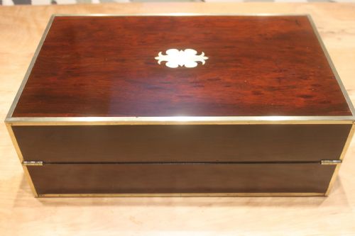 A BRASS BOUND WRITING SLOPE WITH A FITTED INTERIOR TO INCLUDE INKWELLS PEN - ADDITIONAL PHOTO 4