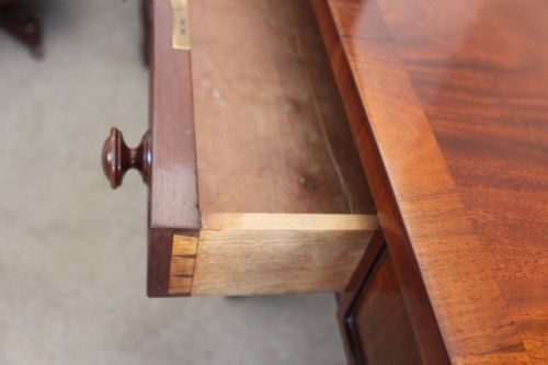 AN EARLY 19TH CENTURY MAHOGANY SOFA TABLE - ADDITIONAL PHOTO 7