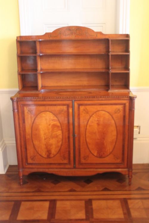 A SHERATON PERIOD SATINWOOD INLAID CABINET