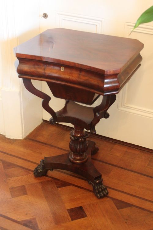 A LOVELY EARLY VICTORIAN CURL GRAIN MAHOGANY SEWINGWORK TABLE - ADDITIONAL PHOTO 1