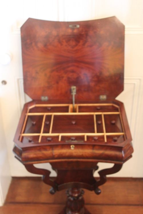 A LOVELY EARLY VICTORIAN CURL GRAIN MAHOGANY SEWINGWORK TABLE - ADDITIONAL PHOTO 2